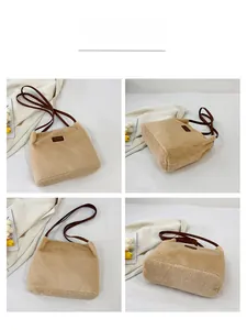 Vue détaillée sous quatre angles d'un sac cabas en peluche beige avec anses en cuir marron