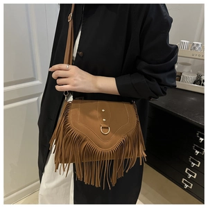 Borsa a sella marrone in finta pelle scamosciata con frange indossata da una modella