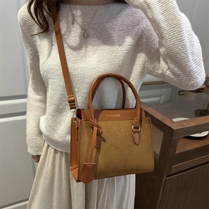Sac à main bandoulière chic en cuir caramel avec poignées rondes et bandoulière réglable