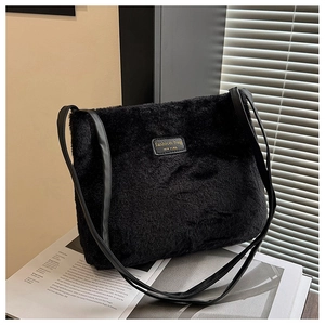 Détail du sac cabas en fausse fourrure pelucheuse avec écusson New York et fines anses