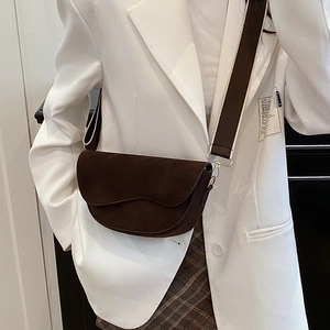 Retro dunkelbraune Wildleder Halbmond-Satteltasche mit breitem Gurt am Model getragen