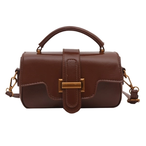 Dunkelbraune Retro-Handtasche in Glanzoptik mit dekorativer Bronzeschnalle vorne
