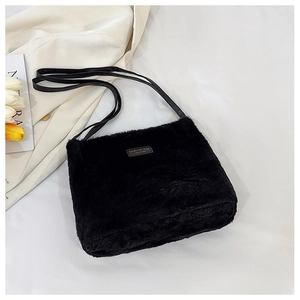 Vue détaillée du sac cabas en peluche noire avec étiquette de mode et fine bandoulière