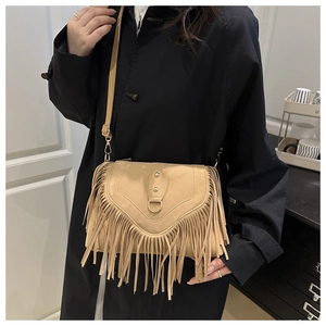 Borsa a sella kaki in finta pelle scamosciata con lunghe frange e tracolla regolabile