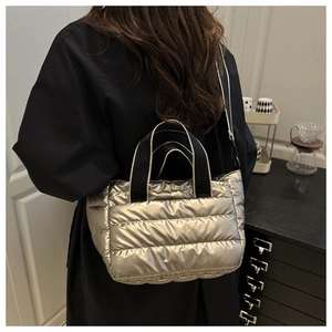 Stepptasche in Champagnergold mit Kontrastgriffen und abnehmbarem Schultergurt