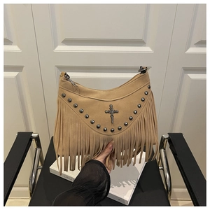 Dettaglio della borsa a tracolla boho con frange, finitura opaca e borchie in metallo
