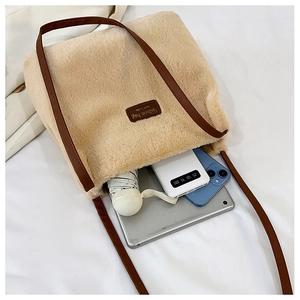 Détail de l'intérieur du cabas en peluche montrant la capacité pour tablette et téléphone