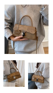 Detailansicht braune Vintage-Tasche mit Silberverschluss und Mode-Anhänger-Verzierung