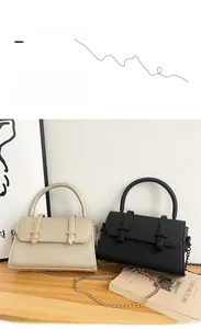 Détails de sacs élégants en similicuir doré et noir avec bandoulières chaînes