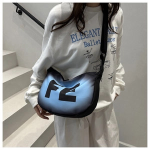 Détail du sac bandoulière dégradé bleu avec imprimé FE et bandoulière réglable