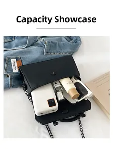 Aperçu de la capacité intérieure du sac à bandoulière noir avec objets quotidiens