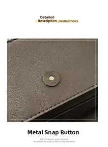 Détail de la boucle magnétique en métal sur un sac en cuir à texture croisée de luxe