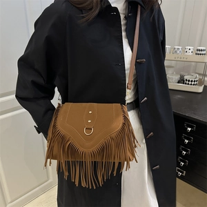 Borsa a tracolla marrone in scamosciato con nappe e chiusura dorata stile bohémien