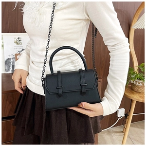 Détail du mini sac noir à bandoulière avec chaîne et rabat élégant en similicuir grainé