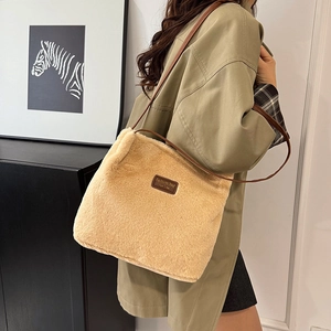 Sac fourre-tout beige en peluche avec écusson en cuir et fines bretelles pour l'hiver