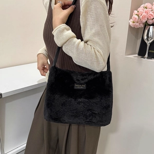 Sac fourre-tout chic en peluche noire avec lanières en cuir et logo doré pour automne-hiver