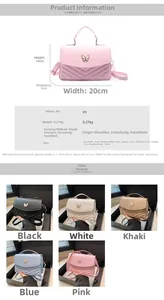 Détail du sac bandoulière avec boucle papillon en métal et surpiqûres en forme de V