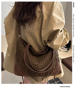 Dettaglio borsa tote in maglia bohémien con frange e base con stampa leopardata