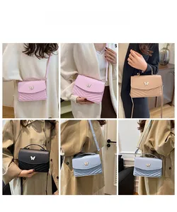 Détails du sac à bandoulière matelassé avec fermoir papillon doré en plusieurs couleurs