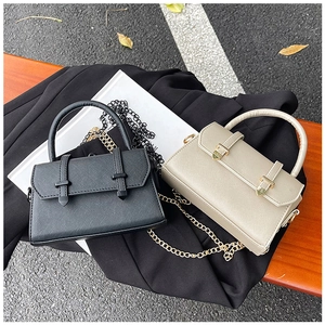 Vue détaillée des mini sacs bandoulière en cuir Saffiano noir et beige avec chaîne dorée