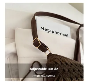 Dettaglio borsa shopper in maglia marrone con tracolla in pelle e fibbia in metallo oro