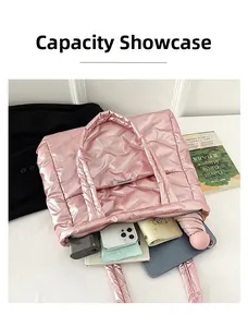 Intérieur spacieux du sac cabas rose matelassé montrant les essentiels et sa grande capacité