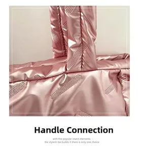 Détail de la connexion de la poignée du sac cabas rose matelassé avec couture robuste
