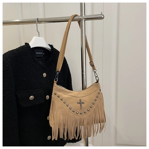 Borsa a tracolla vintage kaki con frange, rivetti in metallo e dettaglio croce gotica
