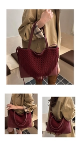 Dettaglio borsa shopper bordeaux con frange in maglia a strati e manici sottili