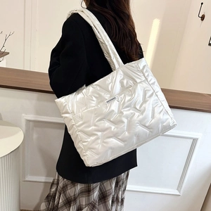 Gros plan d'un sac cabas matelassé blanc avec surpiqûres en V et étiquette mode