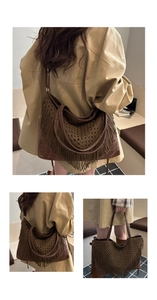 Dettaglio borsa boho marrone con trama all'uncinetto e lunghe nappe decorative