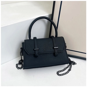 Détail du mini sac Saffiano noir avec doubles sangles verticales et boucles métalliques