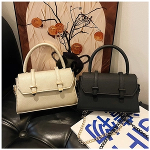 Vue détaillée des sacs à main en similicuir beige et noir avec bandoulières dorées