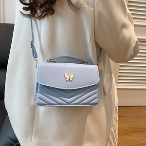 Sac bandoulière en cuir PU bleu clair avec matelassage en V et boucle papillon
