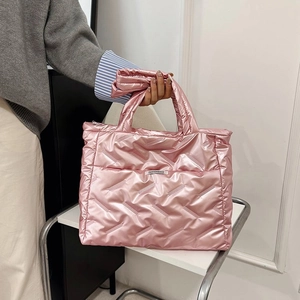 Gros plan du sac cabas matelassé rose métallisé avec l'étiquette Fashion & Bag