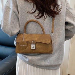 Braune Vintage Umhängetasche aus Wildlederimitat mit Schnalle und Fashion-Anhänger