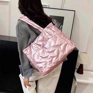 Détail du grand sac cabas rose métallisé avec matelassage et larges poignées