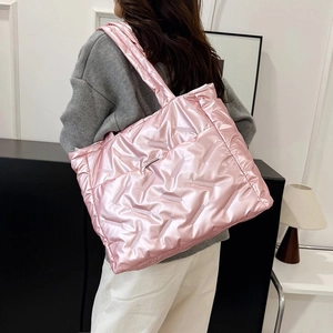 Détail du grand sac cabas rose matelassé avec texture rembourrée et aspect brillant