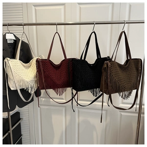 Dettaglio di quattro borse tote boho all'uncinetto con motivi a onde e lunghe nappe