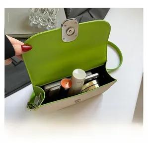 Vue intérieure du petit sac tissé beige avec cuir vert montrant la capacité de stockage
