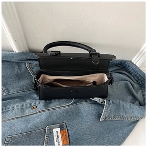 Vue détaillée de l'intérieur du sac noir avec doublure claire et poche zippée