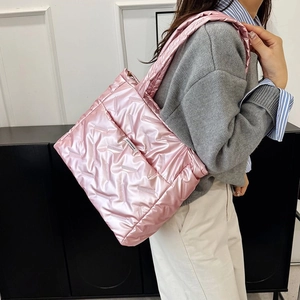 Détail du sac cabas matelassé rose effet métallisé avec bandoulière large et stylée