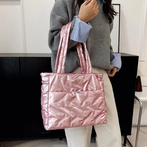 Gros plan du sac cabas matelassé rose métallisé avec texture rembourrée et étiquette