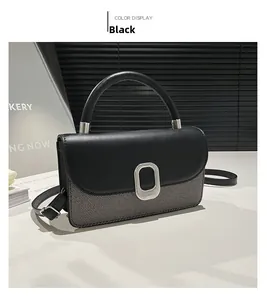 Vue détaillée du sac bicolore avec texture sergé gris et fermoir métallique argenté