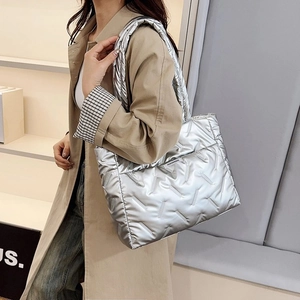Détail du sac cabas matelassé argenté avec finition métallisée et logo Fashion