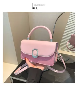 Détail du sac à bandoulière rose avec rayures texturées et fermoir en boucle ovale