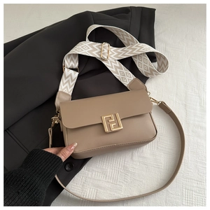 Dettaglio borsa beige in pelle PU con chiusura dorata e due tracolle intercambiabili
