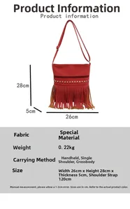 Détail d'un sac bandoulière rouge avec franges, clous dorés et dimensions du produit
