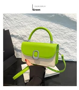 Détail du sac contrasté vert et beige avec boucle ovale argentée et texture tissée