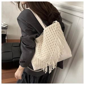 Dettaglio borsa tote all'uncinetto bianca con frange bohémien e design intrecciato pulito